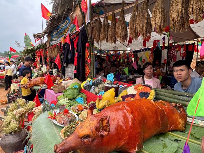 Các gian hàng trưng bày các sản phẩm và ẩm thực của địa phương.