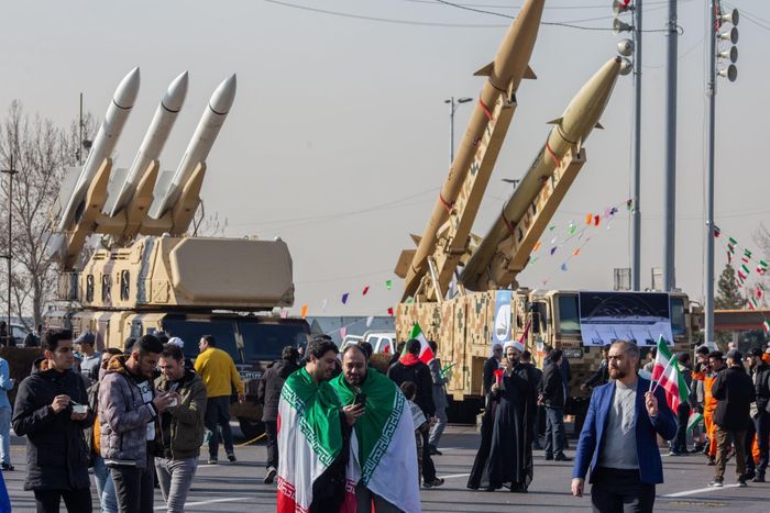 Iran trưng bày tên lửa tại Tehran. Ảnh: New York Times.