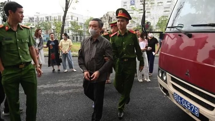 Bị cáo bị dẫn giải tới tòa.