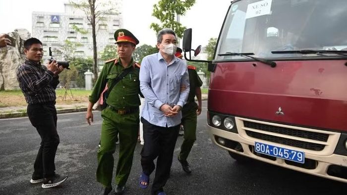 Bị cáo Nguyễn Văn Dân, Giám đốc Công ty Hoàng Dân bị dẫn giải ra tòa.