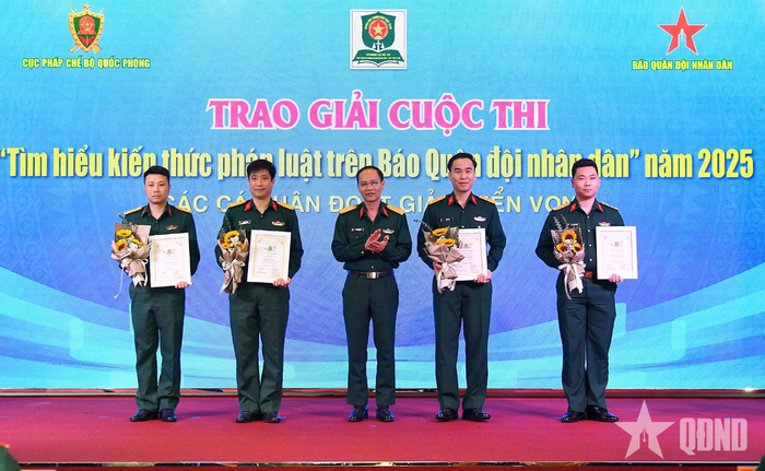  Đại tá Lê Ngọc Long, Phó tổng biên tập Báo QĐND trao giấy chứng nhận cho các cá nhân đoạt giải Triển vọng. Ảnh: HÁN TRANG