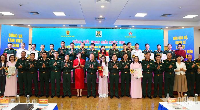 Các đại biểu và các tác giả đoạt giải. Ảnh: TUẤN HUY 