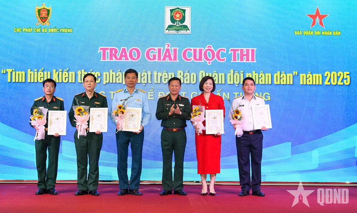  Thiếu tướng Tống Văn Thanh, Phó cục trưởng Cục Tuyên huấn, Tổng cục Chính trị trao giải Ấn tượng tặng đại diện các tập thể đoạt giải. Ảnh: HÁN TRANG 