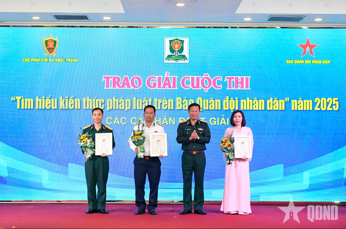 Thiếu tướng Tống Văn Thanh, Phó cục trưởng Cục Tuyên huấn, Tổng cục Chính trị trao giải Ba tặng các cá nhân đoạt giải. Ảnh: TUẤN HUY