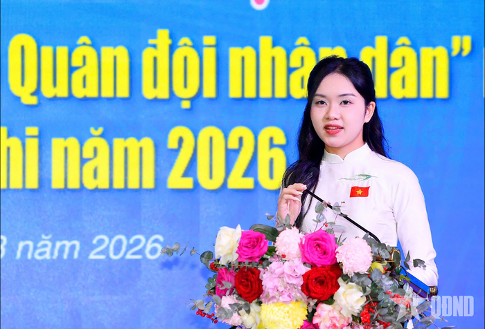 Bạn Nguyễn Trang Oanh, Sinh viên Học viện Báo chí và Tuyên truyền phát biểu hưởng ứng cuộc thi năm 2026. Ảnh: HÁN TRANG