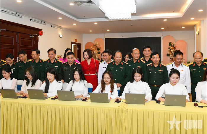 Các đại biểu chứng kiến một số sinh viên Học viện Báo Chí và Tuyên truyền tham gia Cuộc thi “Tìm hiểu kiến thức pháp luật trên Báo Quân đội nhân dân" năm 2026. Ảnh: HÁN TRANG