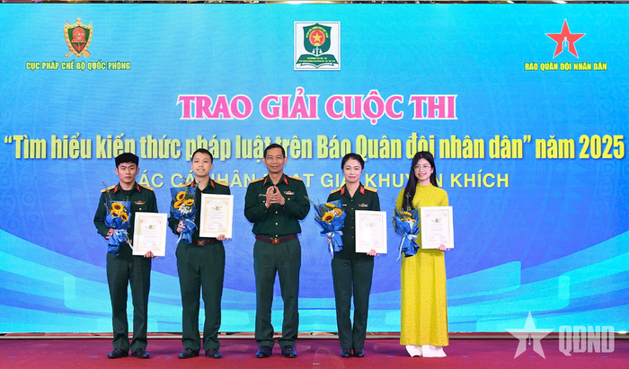  Đại tá Bùi Hoàng Anh, Phó cục trưởng Cục Pháp chế (Bộ Quốc phòng) trao giải Khuyến khích tặng các cá nhân đoạt giải. Ảnh: TUẤN HUY