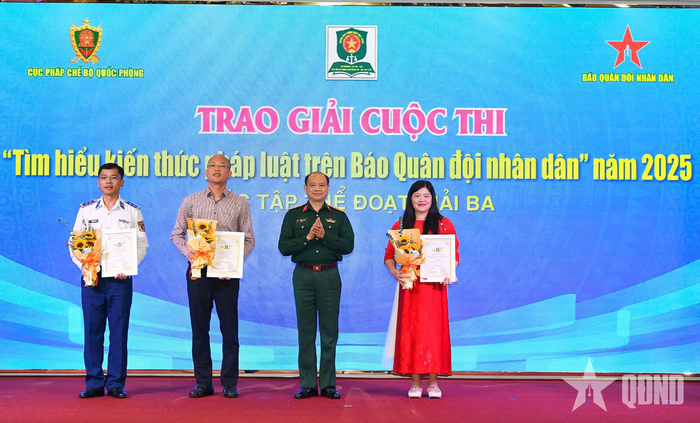  Đại tá Trần Anh Tuấn, Phó tổng biên tập Báo QĐND trao giải Ba tặng đại diện các tập thể đoạt giải. Ảnh: HÁN TRANG