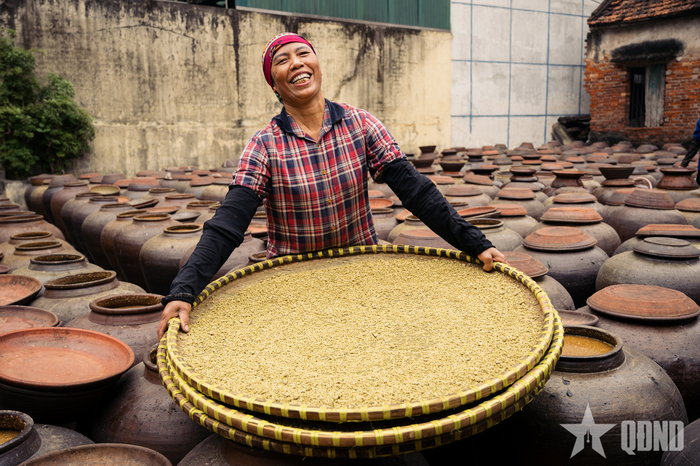 Niềm vui của người thợ giờ chỉ đơn giản là một mẻ tương đạt chuẩn, tiếp thêm động lực để họ kiên trì với nghề truyền thống.