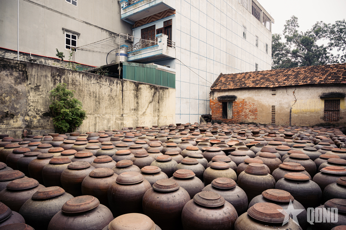 Những nếp nhà cổ kính như gia đình cụ Minh Quất vẫn giữ được vẻ tĩnh mịch, là nơi nuôi dưỡng tinh hoa của làng nghề hàng thập kỷ.
