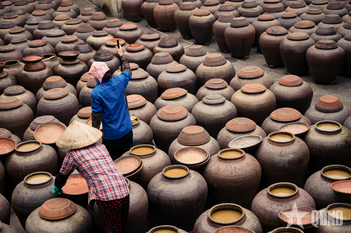 Những hạt đỗ xay được ngâm trong chum sành từ 7 đến 10 ngày cho đến khi nước ngả sang màu vàng đỏ đẹp mắt.