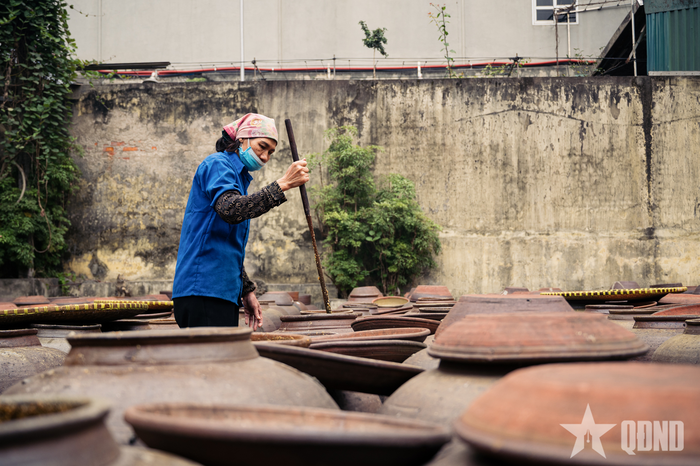 Suốt thời gian phơi nắng, mỗi chum tương trở thành một "đứa con" cần được chăm sóc tỉ mỉ mỗi ngày.