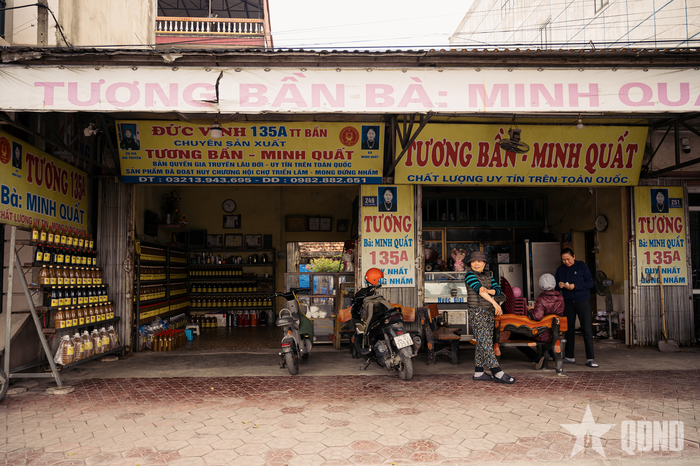 Đặt chân đến làng Bần Yên Nhân, du khách dễ dàng bắt gặp những dãy phố sầm uất với những cửa hàng tương san sát, nơi "nhà nhà làm tương, người người bán tương".