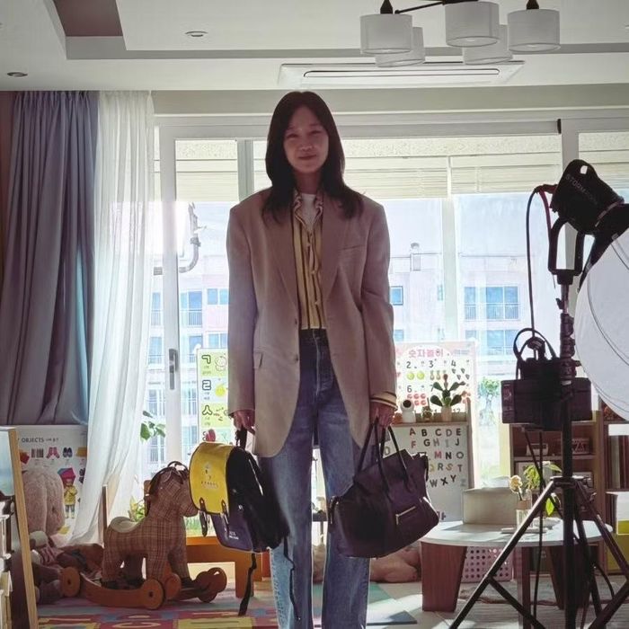 Trong năm 2026, Gong Hyo Jin sẽ xuất hiện trong bộ phim "Married Woman Killer" với vai nữ sát thủ Yoo Bo Na. Công việc của cô là ám sát những tên tội phạm khét tiếng. Cô nổi tiếng là một tay bắn tỉa và được biết đến với biệt danh Kingfisher. Yoo Bo Na không tiết lộ thân phận sát thủ của mình cho bất cứ ai, kể cả chồng mình là Kwon Tae Seong (Jung Jun Won). Cô giả vờ làm việc trong một công ty bình thường với gia đình. Sau 3 năm nghỉ thai sản, Yoo Bo Na trở lại làm sát thủ. Giờ đây, cô cố gắng cân bằng giữa công việc nguy hiểm và cuộc sống gia đình đầy biến động.