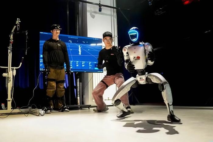 Các nhân viên của Noitom Robotics đã trình diễn một robot cộng tác được điều khiển bằng công nghệ ghi hình chuyển động tại Triển lãm Khoa học Viễn tưởng và Công nghiệp Tương lai Quốc tế Bắc Kinh (Ảnh: Tân Hoa Xã).
