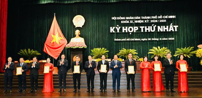  Các đại biểu HĐND TPHCM khóa XI nhận giấy chứng nhận đại biểu. Ảnh: VIỆT DŨNG 