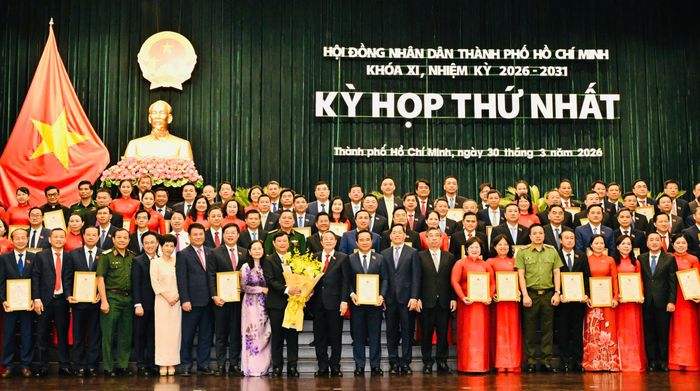  Các đồng chí lãnh đạo Quốc hội và lãnh đạo TPHCM chụp hình lưu niệm cùng các đại biểu HĐND TPHCM khóa XI 