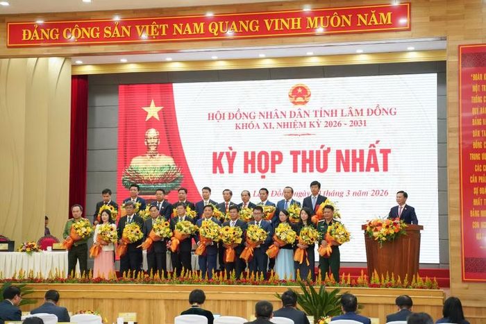 Tân Chủ tịch UBND tỉnh Lâm Đồng khóa XI nhiệm kỳ 2026-2031 Hồ Văn Mười cam kết cùng tập thể UBND quyết tâm xây dựng tỉnh Lâm Đồng phát triển nhanh, bền vững.