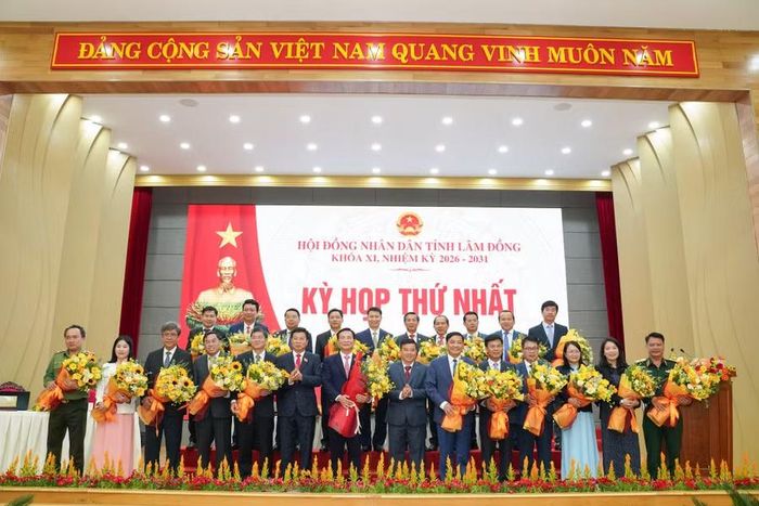  Ông Y Thanh Hà Niê Kđăm, Bí thư Tỉnh ủy Lâm Đồng tặng hoa chúc mừng Chủ tịch, Phó Chủ tịch UBND tỉnh và lãnh đạo các sở, ngành. 