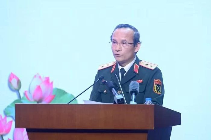 Trung tướng, Giáo sư, Tiến sĩ Lê Hữu Song, Giám đốc Bệnh viện Trung ương Quân đội 108 trình bày diễn văn tại Lễ kỷ niệm. (Ảnh: Đăng Khoa)