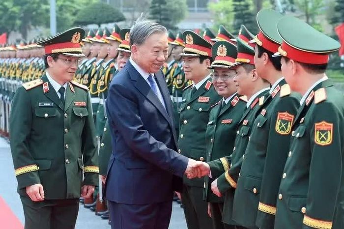 Tổng Bí thư Tô Lâm với lãnh đạo Bộ Quốc phòng và cán bộ Bệnh viện Trung ương Quân đội 108. (Ảnh: Đăng Khoa)