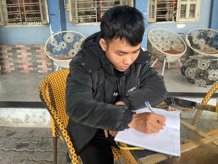 Bạn Nguyễn Hữu Tùng (23 tuổi, trú phường Ngũ Hành Sơn, TP. Đà Nẵng) đang tập thói quen lên kế hoạch cho chi tiêu. Ảnh: Hữu Tín