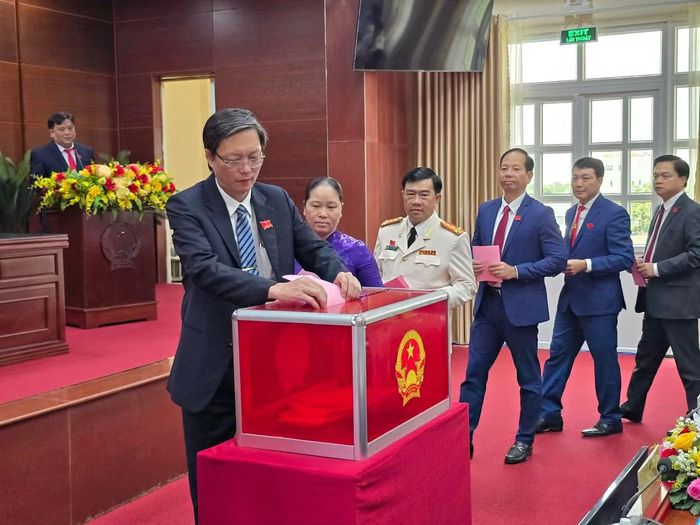 Các đại biểu bỏ phiếu bầu Chủ tịch HĐND tỉnh Cà Mau khóa XI, nhiệm kỳ 2026 – 2031.