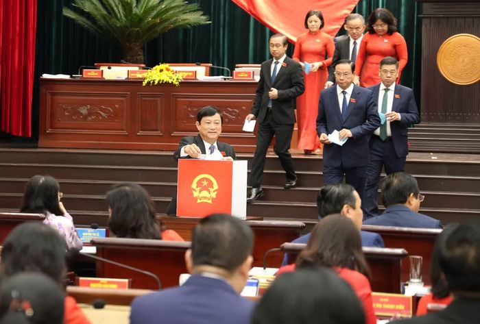Đại biểu tiến hành bầu các chức danh chủ chốt UBND TPHCM khóa XI. Ảnh: Ngô Tùng