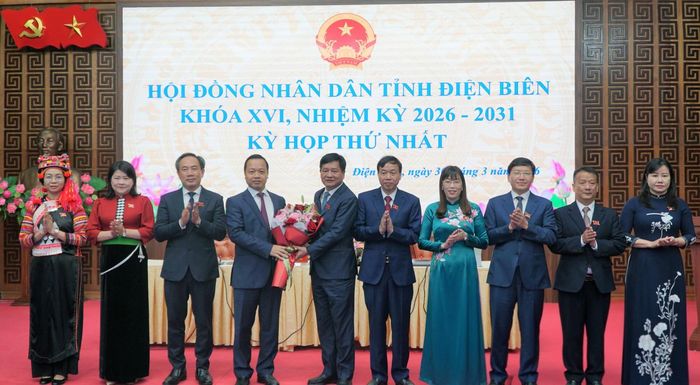 Bí thư Tỉnh ủy Điện Biên Trần Tiến Dũng tặng hoa chúc mừng các lãnh đạo chủ chốt của HĐND tỉnh khóa XVI, nhiệm kỳ 2026 - 2031. Ảnh: Sầm Phúc