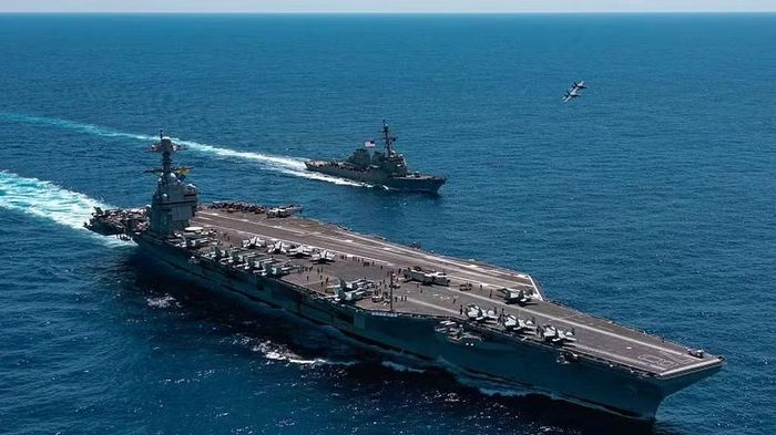  Tàu sân bay USS Gerald R. Ford và tàu khu trục USS Mahan, với hai tiêm kích tấn công F/A-18E Super Hornet bay phía trên, trên Đại Tây Dương. Ảnh: US Navy. 
