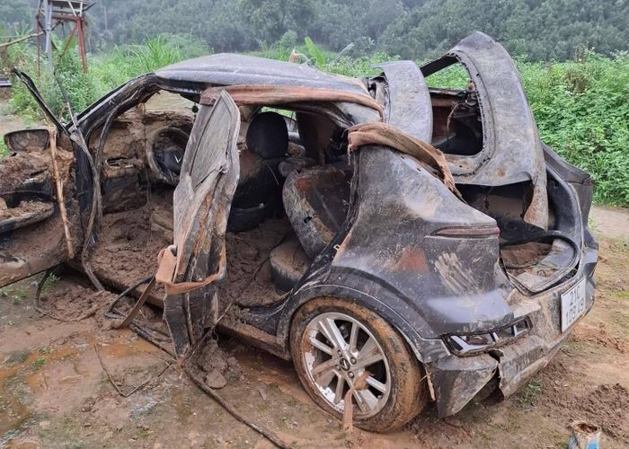 khu vực đuôi xe và khoang hành lý bị biến dạng nặng.
