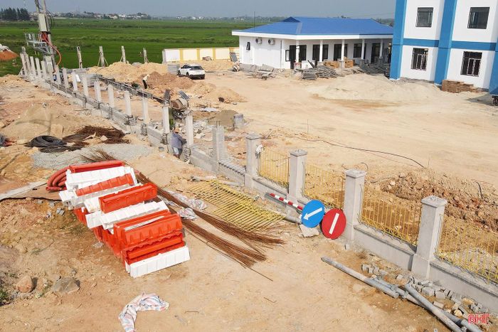 Tổng Công ty 319 (Bộ Quốc phòng) - nhà thầu thi công, hiện vẫn đang triển khai nhân lực, máy móc xây dựng hệ thống hàng rào, hoàn thiện tòa nhà điều hành.