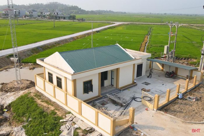 Tại khu vực trạm thu phí ở nút giao Lưu Vĩnh Sơn thuộc tuyến cao tốc Bãi Vọt - Hàm Nghi trên địa phận xã Toàn Lưu, việc thi công hạ tầng cũng chưa thể hoàn thiện.