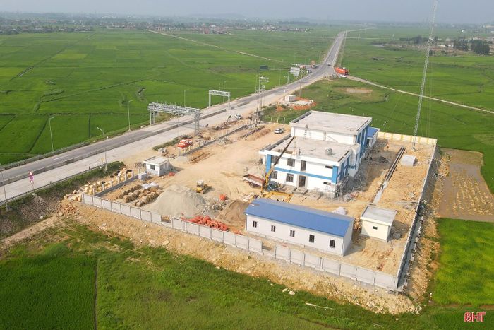  Trạm thu phí ở nút giao Cẩm Quan được xây dựng trên diện tích 6.000 m2, với tòa nhà điều hành cao 2,5 tầng; 1 khu nhà để nhân viên vận hành trạm ăn, nghỉ và 1 trạm biến áp 250 kVA cung cấp điện. Theo kế hoạch, hạ tầng tại trạm thu phí ở nút giao này sẽ hoàn thành vào cuối tháng 1/2026, trước khi lắp đặt hệ thống máy móc, triển khai thu phí cao tốc vào tháng 3/2026 