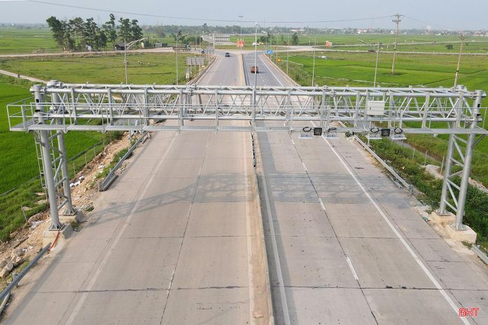 Cùng với hạ tầng ở trạm thu phí, giá long môn - nơi lắp đặt hệ thống camera có khả năng quét và nhận diện phương tiện ra vào cao tốc đã được dựng xong.