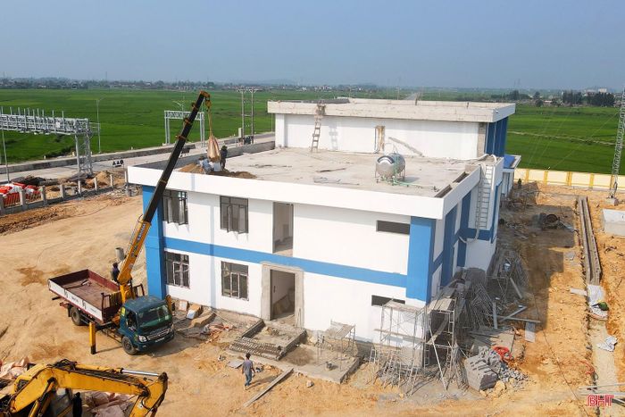 Cùng với việc xây dựng, một số thiết bị cũng đã bắt đầu được lắp đặt ở tòa nhà điều hành.