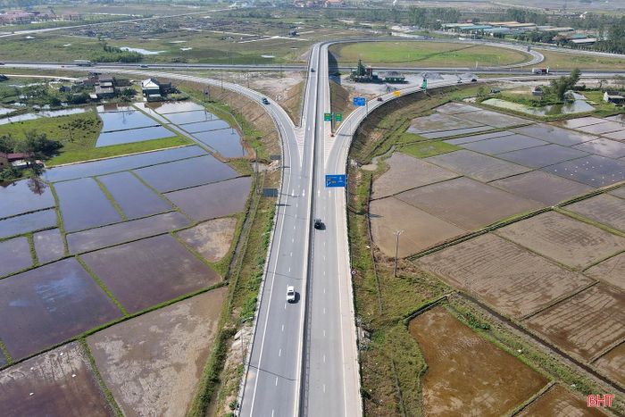 Bộ Xây dựng từng có yêu cầu chủ đầu tư các đoạn cao tốc phải hoàn thiện xây dựng cơ sở hạ tầng, thiết bị, bảo đảm triển khai thu phí chính thức từ ngày 1/3/2026.