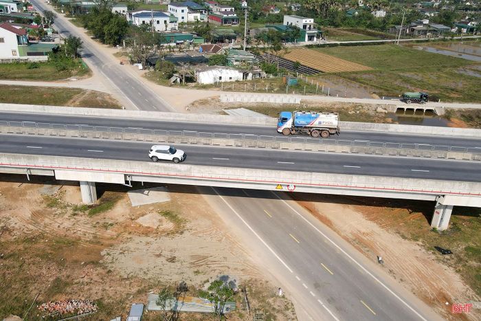 Trên địa bàn Hà Tĩnh có 3 tuyến cao tốc thuộc giai đoạn 2021 - 2025 gồm Bãi Vọt - Hàm Nghi, Hàm Nghi - Vũng Áng và Vũng Áng - Bùng dài 102,38km. Trên tuyến xây dựng 5 trạm thu phí, đặt tại các nút giao ra vào cao tốc.