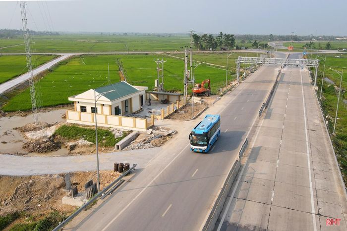  Trạm thu phí ở nút giao Lưu Vĩnh Sơn có diện tích nhỏ hơn so với trạm thu phí ở nút giao Cẩm Quan, được bố trí nhà trực, hệ thống điện, viễn thông phục vụ cho việc thu phí. 