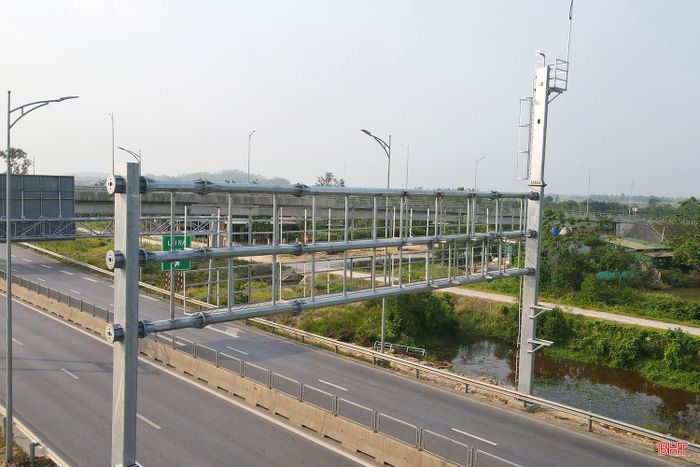Tuy nhiên, theo thông tin từ Ban QLDA Thăng Long, xuất phát từ một số lý do, trong đó có việc đấu thầu, cung ứng thiết bị lắp đặt tại trạm và sự đồng bộ trong công tác thu phí cho các đoạn tuyến cao tốc, Bộ Xây dựng đã gia hạn cho việc triển khai thu phí trong khoảng thời gian từ tháng 4 tới tháng 5/2026.