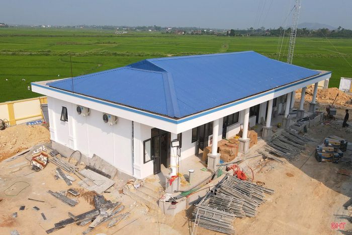 Tuy vậy, tới cuối tháng 3/2026, việc xây dựng cơ sở hạ tầng ở trạm vẫn chưa thể hoàn thành. Theo ghi nhận, hiện nay, tại khu vực trạm thu phí mới xây dựng được tòa nhà điều hành cao 2,5 tầng cùng nhà để nhân viên vận hành trạm ăn nghỉ và 1 trạm biến áp 250 kVA.