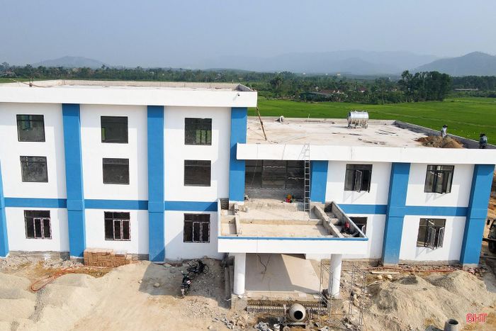 Trạm thu phí ở khu vực nút giao Cẩm Quan thuộc tuyến cao tốc Hàm Nghi - Vũng Áng ở địa phận xã Cẩm Xuyên, được ví như “đầu não” của hệ thống giám sát điều hành giao thông trung tâm 3 tuyến cao tốc Bãi Vọt - Hàm Nghi, Hàm Nghi - Vũng Áng và Vũng Áng - Bùng dài 102,38km qua địa bàn Hà Tĩnh.