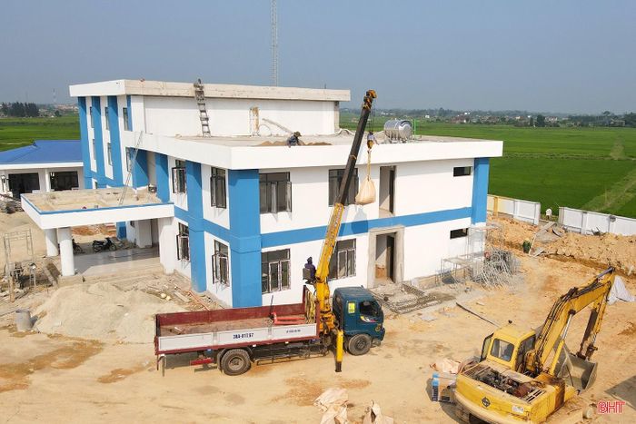 Tại trạm thu phí này được lắp đặt hệ thống máy móc hiện đại phục vụ cho việc tiếp nhận các thông tin liên quan tới công tác thu phí và giám sát trên toàn tuyến cao tốc qua Hà Tĩnh.