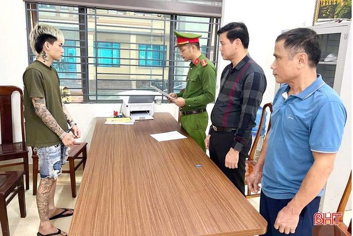 Cơ quan chức năng đọc lệnh khởi tố đối với Nguyễn Tiến Quốc....