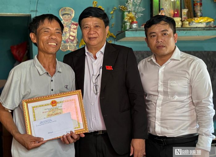 Ông Nguyễn Thúc Dũng, Chủ tịch UBND phường Hải Vân (đứng giữa) trao giấy khen cho ông Quang.
