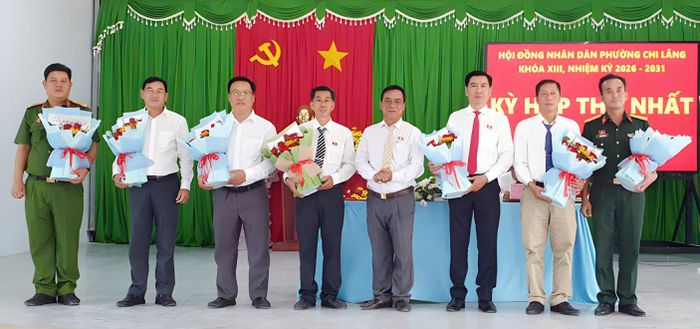 Bí thư Đảng ủy, Chủ tịch HĐND phường Chi Lăng Phan Thành Dũng tặng hoa chúc mừng lãnh đạo UBND phường.