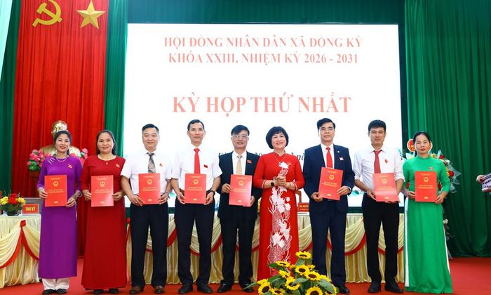  Lãnh đạo xã Đồng Kỳ trao giấy chứng nhận cho các đại biểu HĐND xã khóa XXIII. 