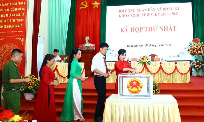  Các đại biểu bỏ phiếu bầu chức danh chủ chốt HĐND xã khóa XXIII. 