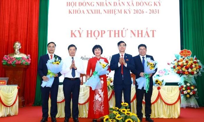  Đồng chí Đào Quang Khải và đồng chí Nguyễn Văn Tuyền, Bí thư Đảng ủy, Chủ tịch HĐND xã Đồng Kỳ tặng hoa chúc mừng các đồng chí được bầu giữ chức Chủ tịch và các Phó Chủ tịch UBND xã nhiệm kỳ 2026 - 2031. 