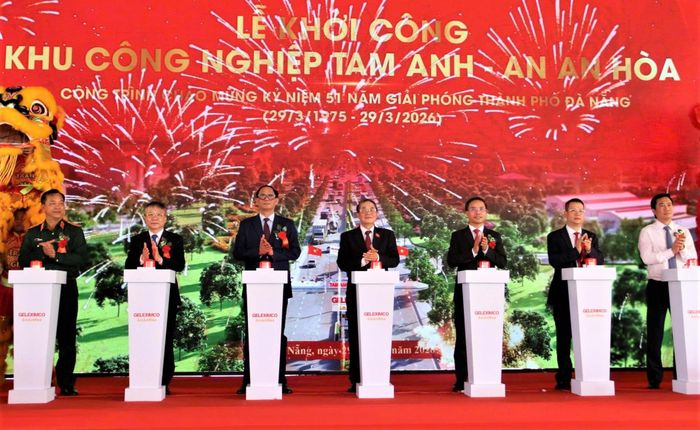 Lãnh đạo Trung ương và thành phố Đà Nẵng ấn nút khởi công dự án Khu công nghiệp Tam Anh - An An Hòa. Ảnh: ALĂNG NGƯỚC